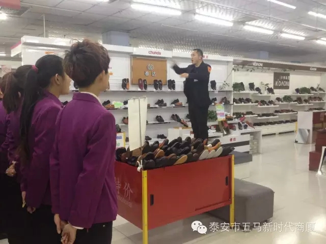 新時(shí)代商廈五馬店利用歡樂周五進(jìn)行士氣展示比賽！
